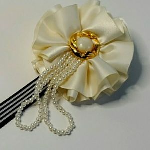 Brooche - white